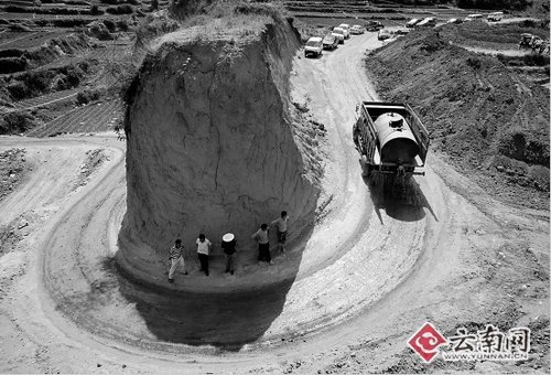 云南大理修公路拆毁唐代古城墙 副市长被免 云南大理修公路拆毁唐代古城墙 副市长被免