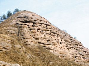 高山上的神秘黑洞探寻商洛崖墓群 高山上的神秘黑洞探寻商洛崖墓群