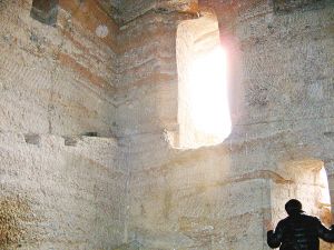 高山上的神秘黑洞探寻商洛崖墓群 高山上的神秘黑洞探寻商洛崖墓群