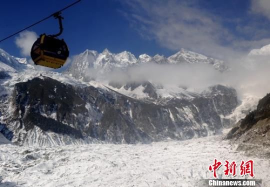 四川甘孜藏区高原美景引来13万多游客 四川甘孜藏区高原美景引来13万多游客