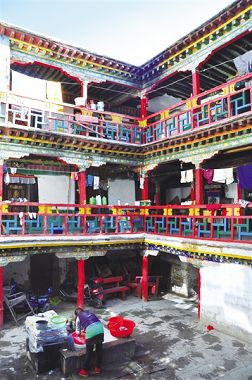 一边是寂静 一边是繁华 一边是寂静 一边是繁华