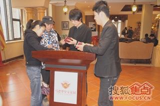 b_65057216.jpg b_65057216.jpg