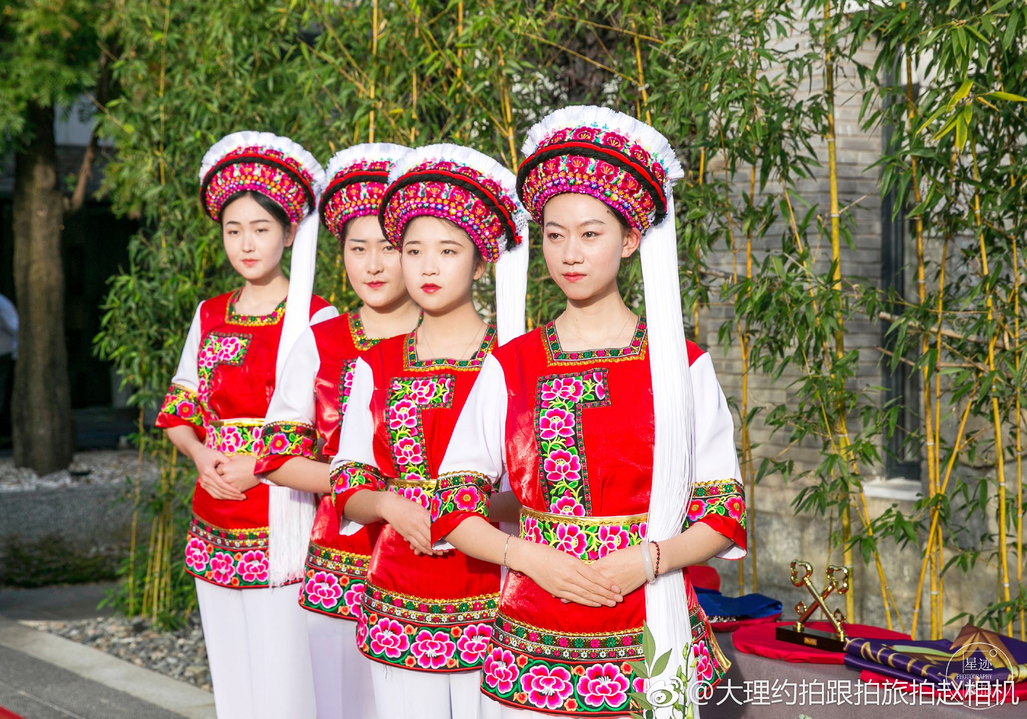大理白族女子的民族服饰 大理白族女子的民族服饰